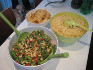 Spaghetti, salat og kartfluflgur